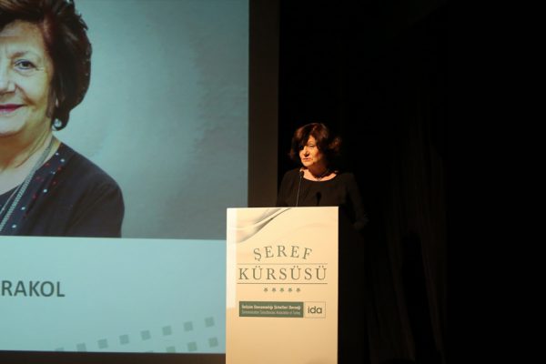 AJANS BAŞKANIMIZ NECLA ZARAKOL İDA ŞEREF KÜRSÜSÜ’NDE.